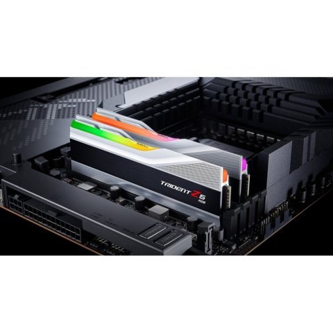 Модуль памяти для компьютера DDR5 32GB (2x16GB) 6000 MHz Trident Z5 RGB Silver G.Skill (F5-6000J4040F16GX2-TZ5RS) - Нулевой остаток (Feed) - Нулевой остаток (Feed)
