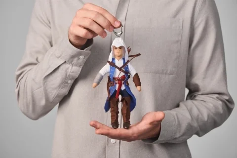 Брелок WP Merchandise плюшевий ASSASSINS CREED Ratonhnhaké: ton 20 см. - -